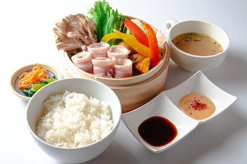 季節野菜と豚肉のせいろ蒸し