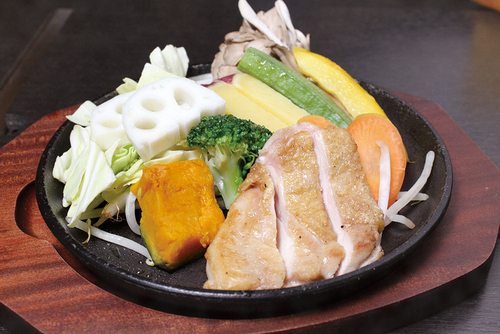 10種の野菜と大山鶏の鉄板蒸し焼き