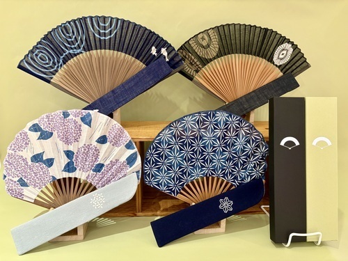 扇子を種類豊富にご用意してます！